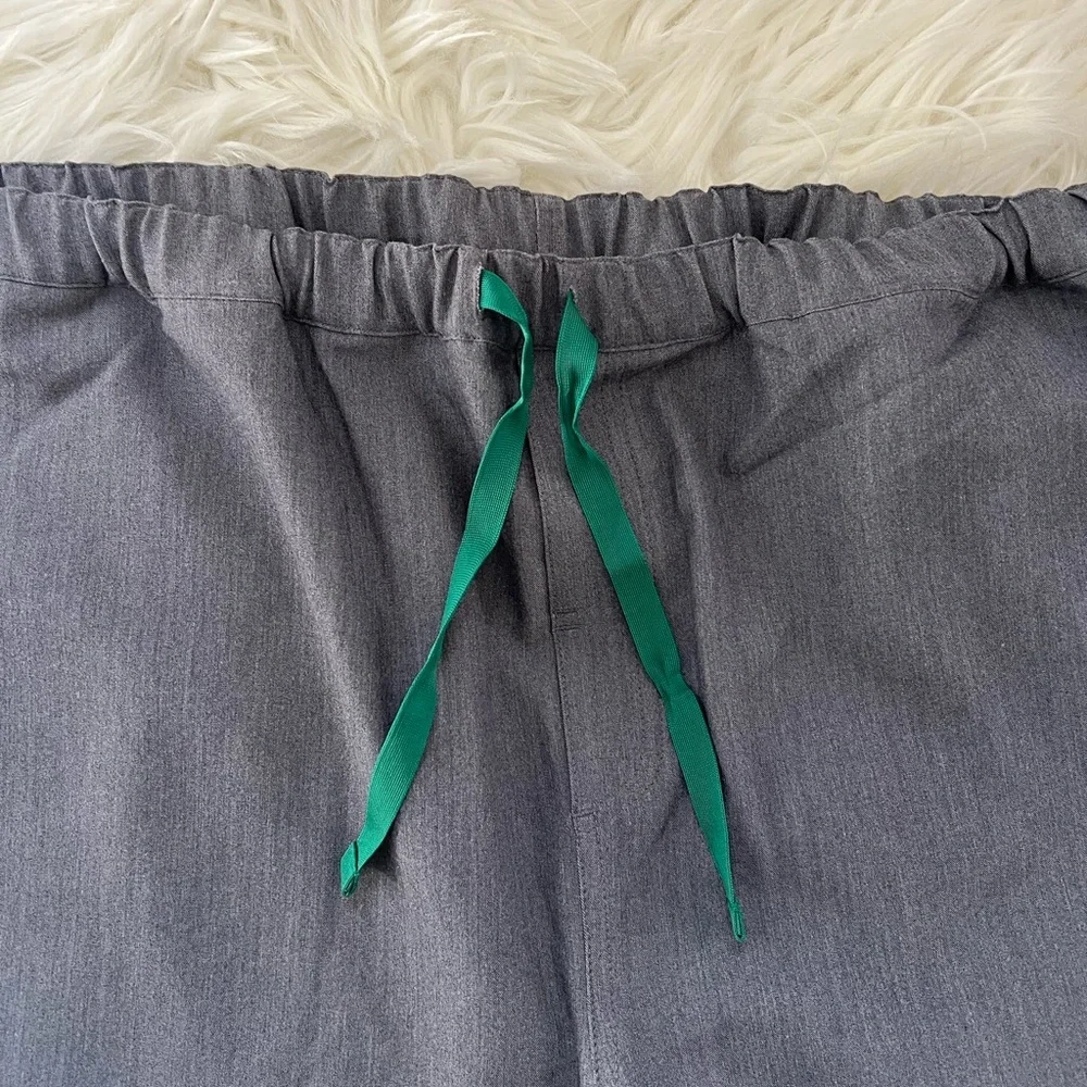 Figs Men’s Pisco Scrub Pants in Gray with Green Drawstring